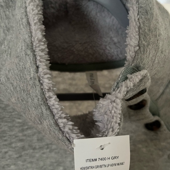 NWT extremely soft Mia and Tess sweatshirt size Large - Picture 2 of 3